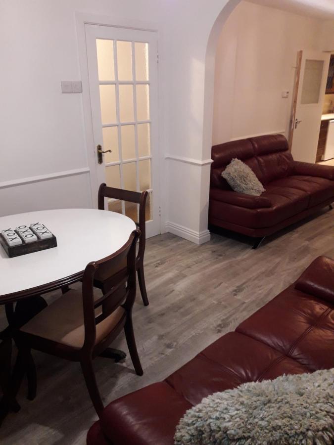 Cosy @ Coleraine Beside Train+Bus Station Apartamento Exterior foto